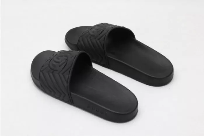 GUCC SLIPPERS ALL BLACK 0117