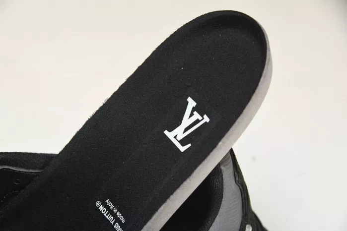 LV RUNNER TATIC SNEAKER 1A9UNT 0118