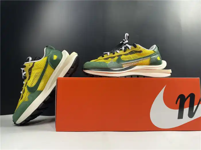 NIKE VAPORWAFFLE SACAI TOUR YELLOW STADIUM GREEN CV1363-700 0129