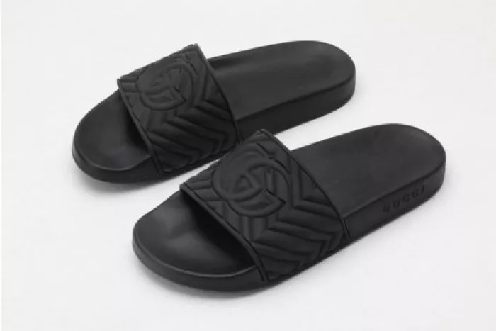 GUCC SLIPPERS ALL BLACK 0117