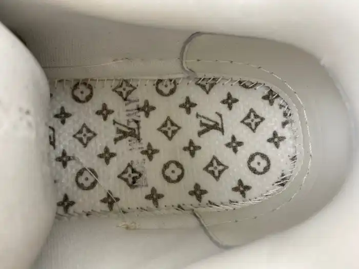 LV TRAINER SNEAKER 24072201 0202