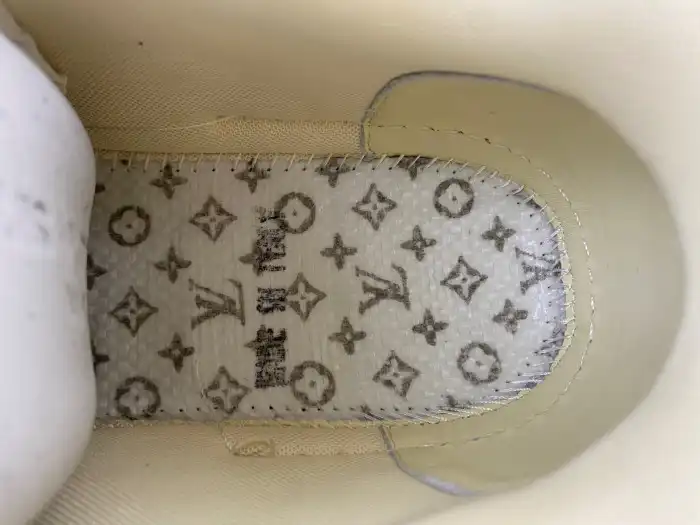 LV TRAINER SNEAKER 24052406 0202