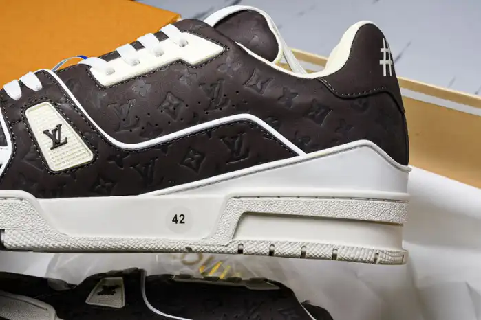 LV TRAINER SNEAKER 24051002 0202