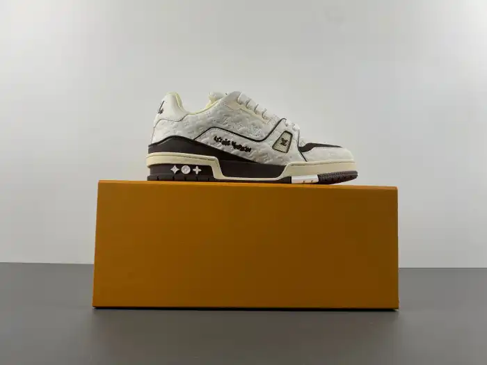 LV TRAINER SNEAKER 24052406 0202